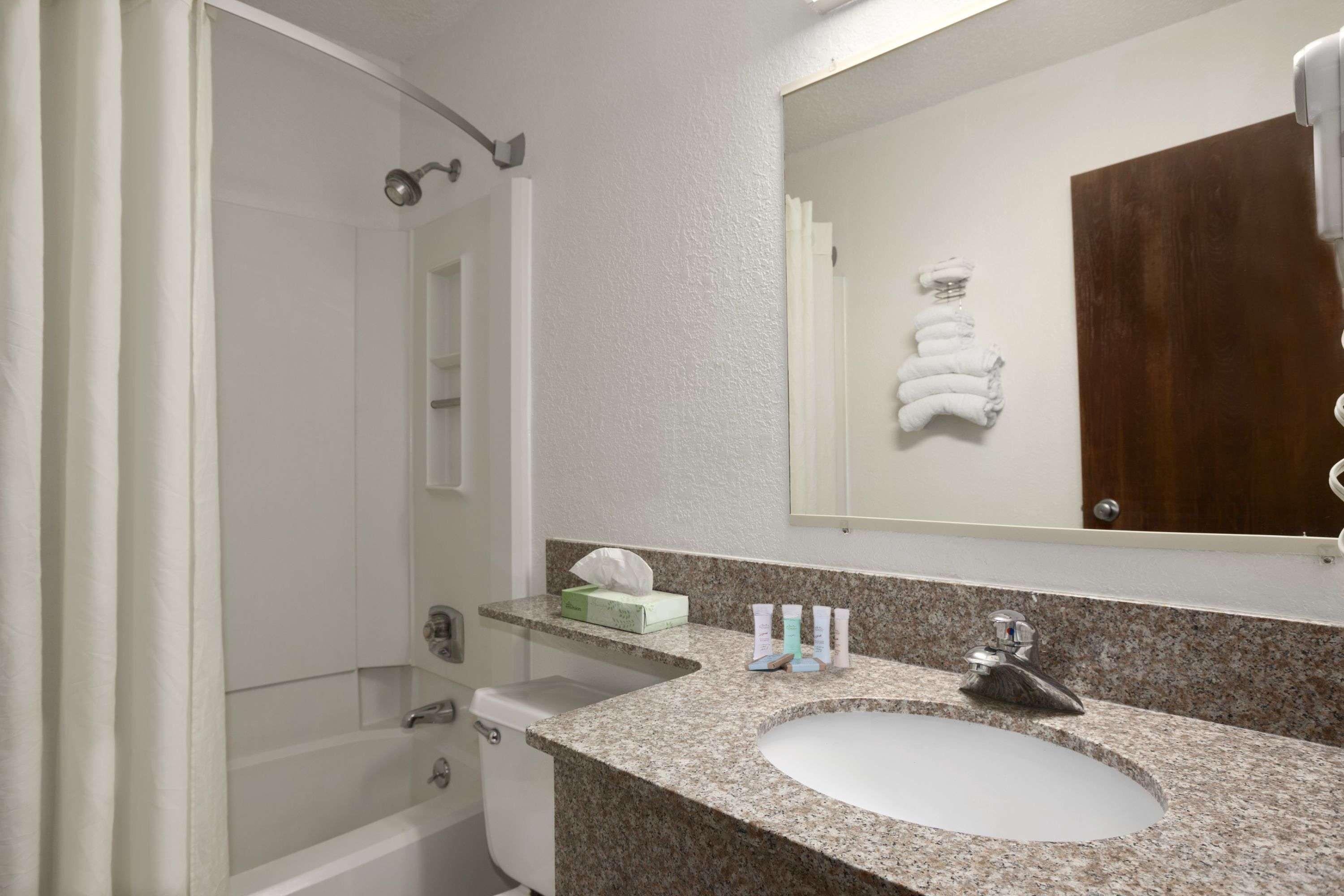 Travelodge By Wyndham Muskegon Εξωτερικό φωτογραφία