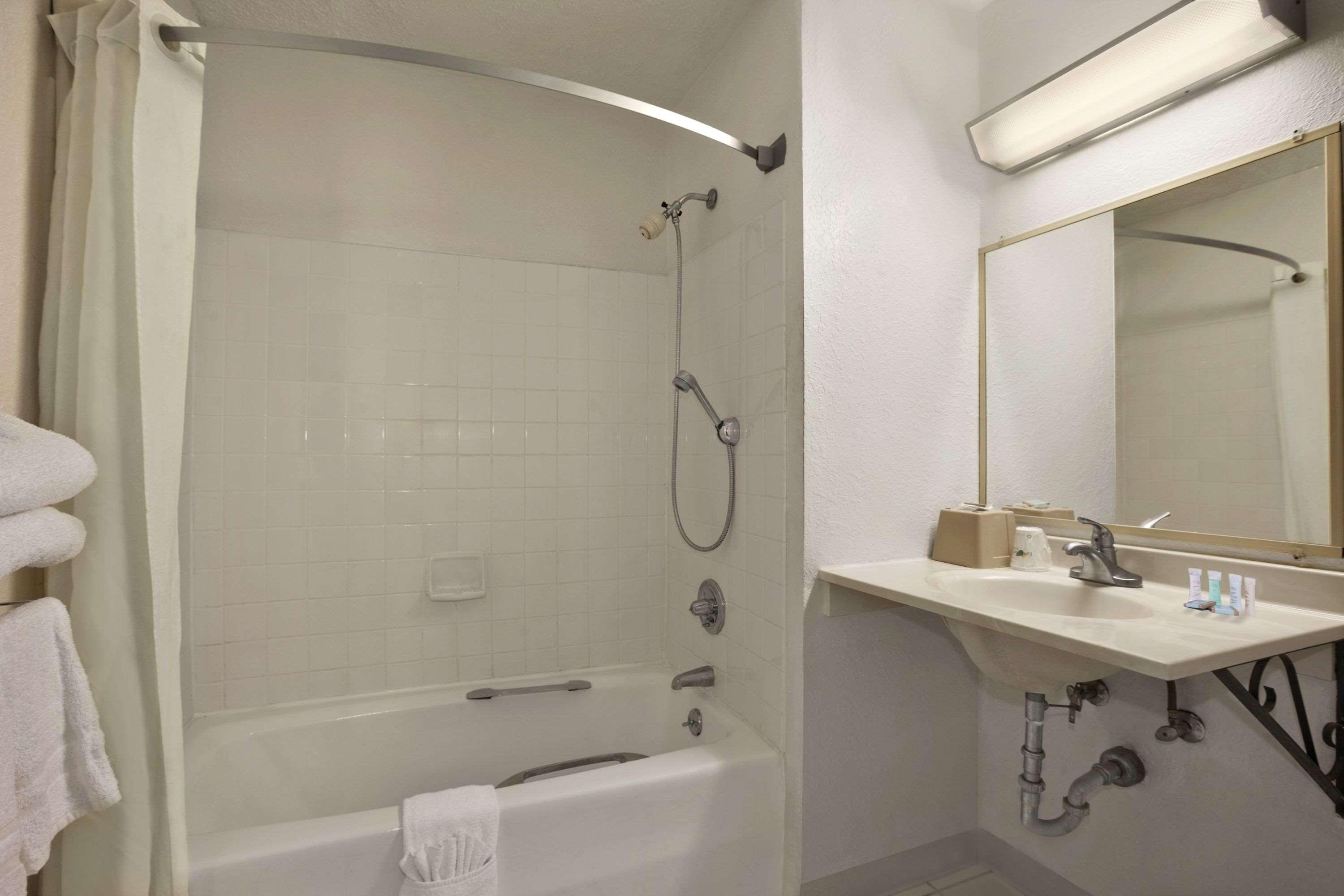 Travelodge By Wyndham Muskegon Εξωτερικό φωτογραφία