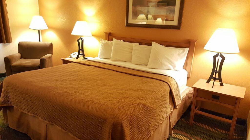 Travelodge By Wyndham Muskegon Εξωτερικό φωτογραφία