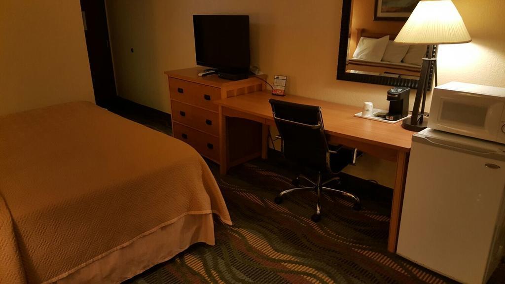 Travelodge By Wyndham Muskegon Εξωτερικό φωτογραφία