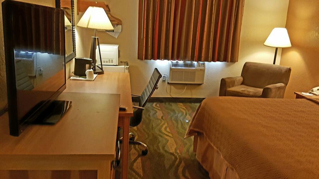 Travelodge By Wyndham Muskegon Εξωτερικό φωτογραφία
