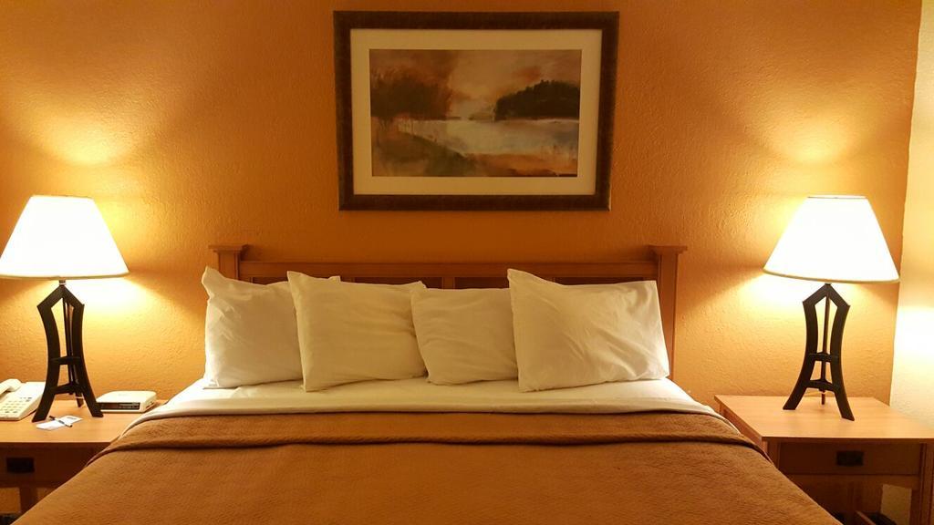 Travelodge By Wyndham Muskegon Εξωτερικό φωτογραφία