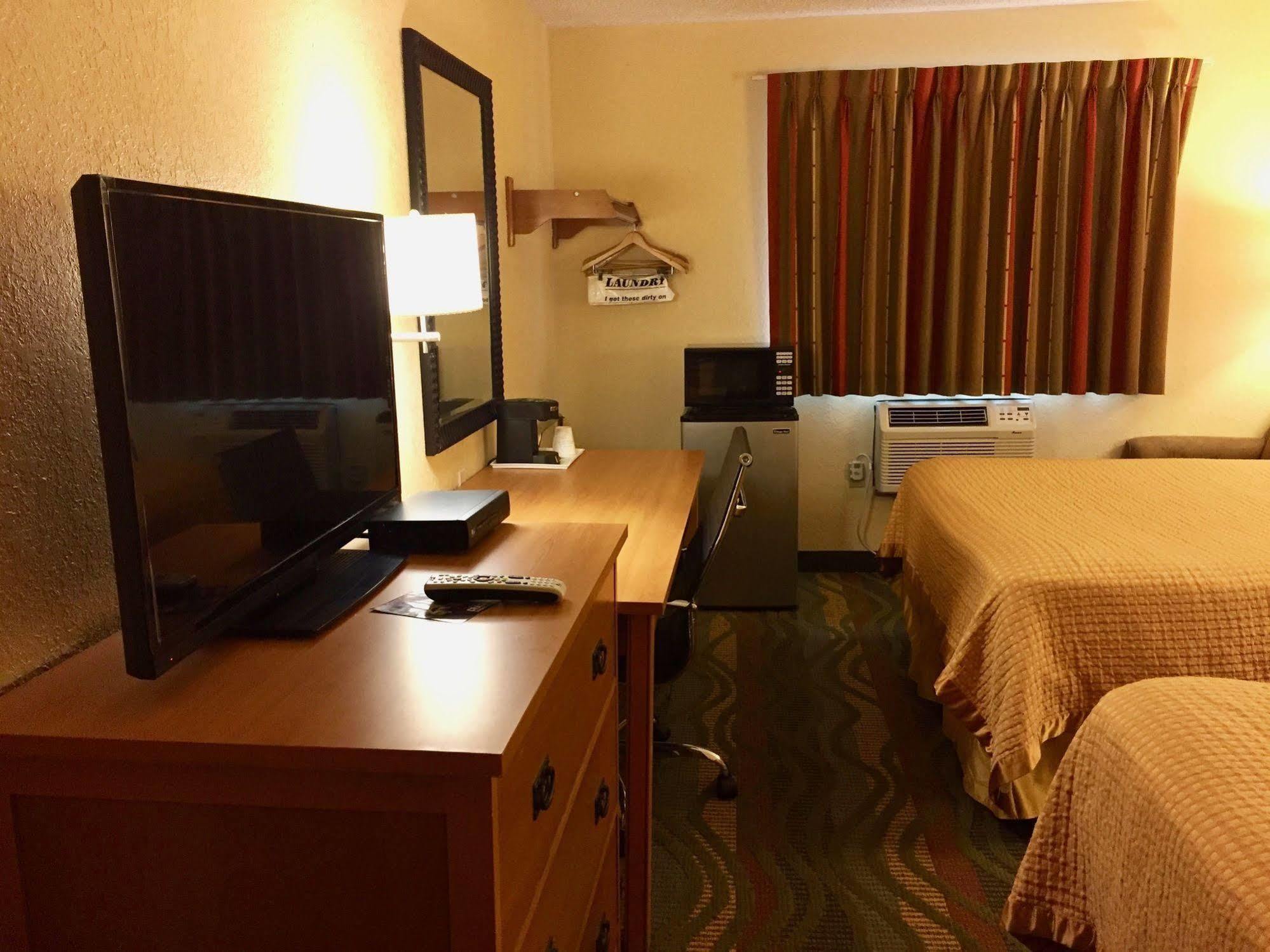Travelodge By Wyndham Muskegon Εξωτερικό φωτογραφία