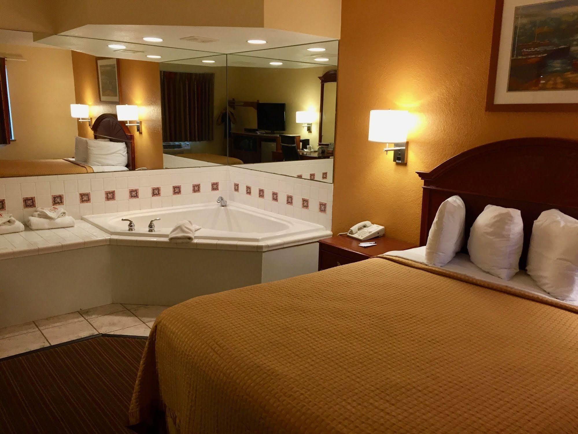 Travelodge By Wyndham Muskegon Εξωτερικό φωτογραφία